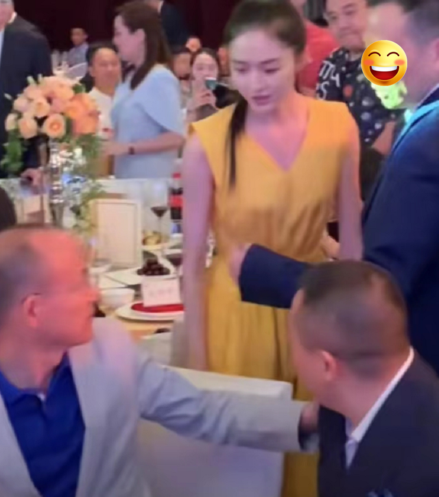 圈内聚餐太现实！李冰冰与博纳老总同席，四线小花弯腰向大佬示好