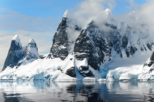 南极洲有人居住吗，南极洲有哪些国家（偌大的南极大陆为何不是任何国家的领土）