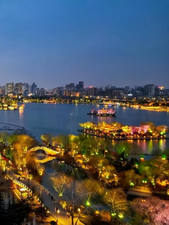 济南旅游攻略必去景点夜景，一定要走进她的夜