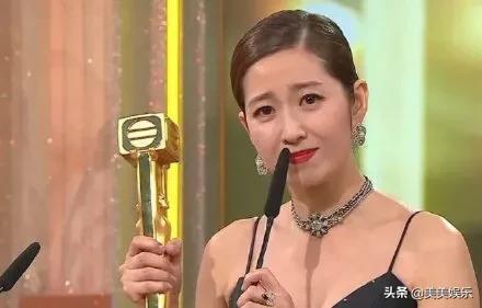 王浩信恭喜陈自瑶获奖!被扒在老婆孕期出轨,曾和小三同台领奖
