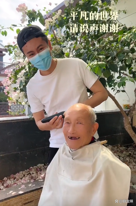歌手徐子崴简介，平日里不仅给爷爷亲手搓澡还亲自给爷爷剃头
