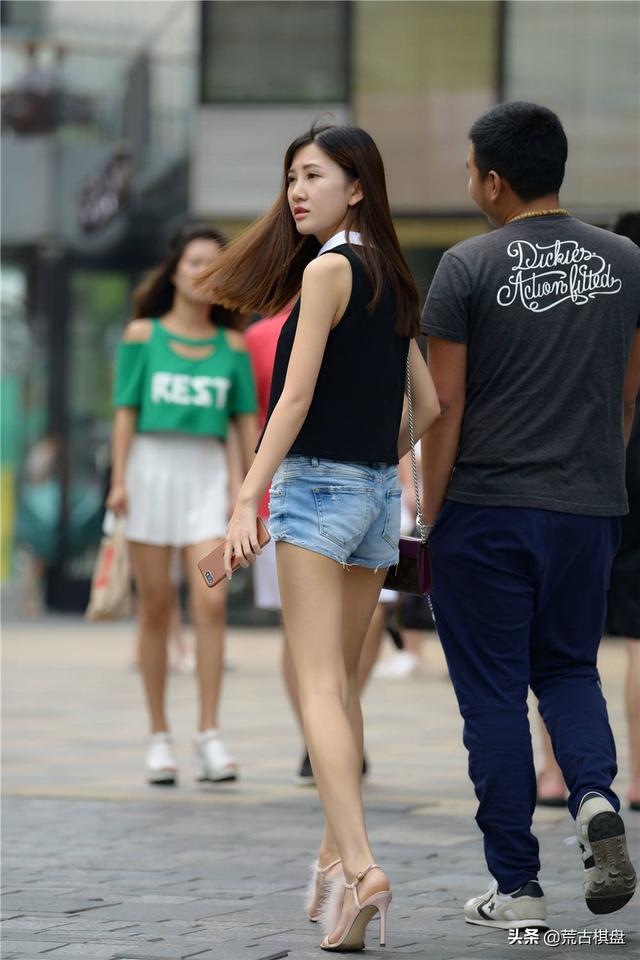 牛仔短裤配什么鞋子比较好，牛仔短裤配什么鞋子好看（牛仔短裤搭配细高跟凉鞋）