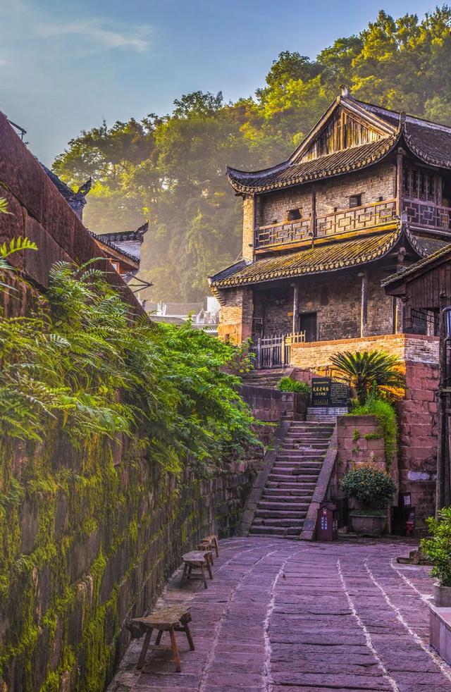 湘西终于开通高铁了，“湘西最美高铁”即将通车