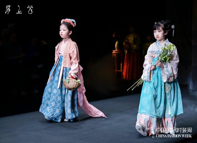 肩上的云歌词，肩上云系列在2023秋冬中国国际时装首秀