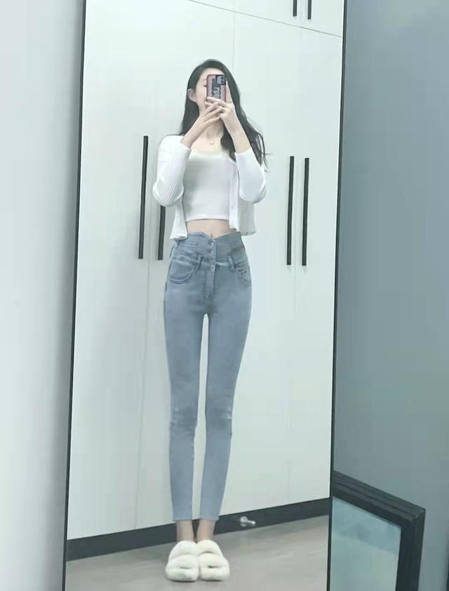 小脚运动裤配什么上衣，小脚运动裤配什么外套（小脚牛仔裤搭配什么上衣和鞋子好看）