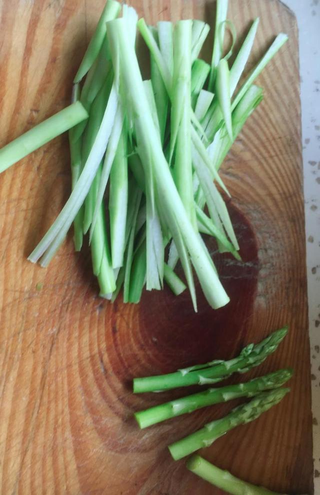 清炒芦笋，清炒芦笋图片（清炒芦笋的家常做法）