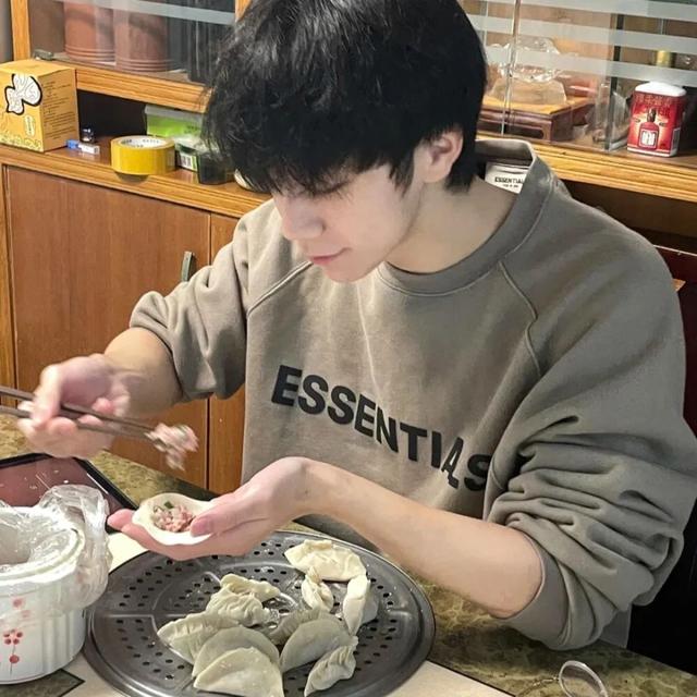男生帅气背景图，男生帅气背景图片动漫（优雅帅气男生头像）