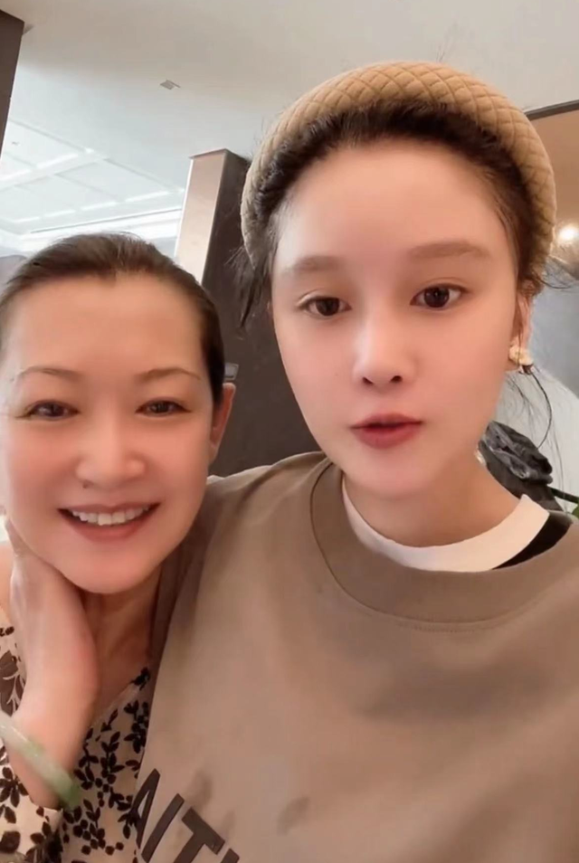 赵本山妻子马丽娟暴瘦30斤！戴大玉镯变化大，透露球球结婚进展慢