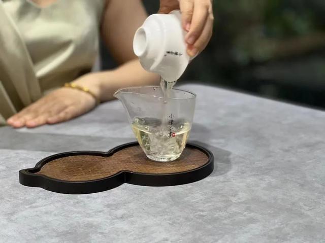 盖碗适合泡什么茶，玻璃盖碗适合泡什么茶（哪个才是适合白茶的方法）