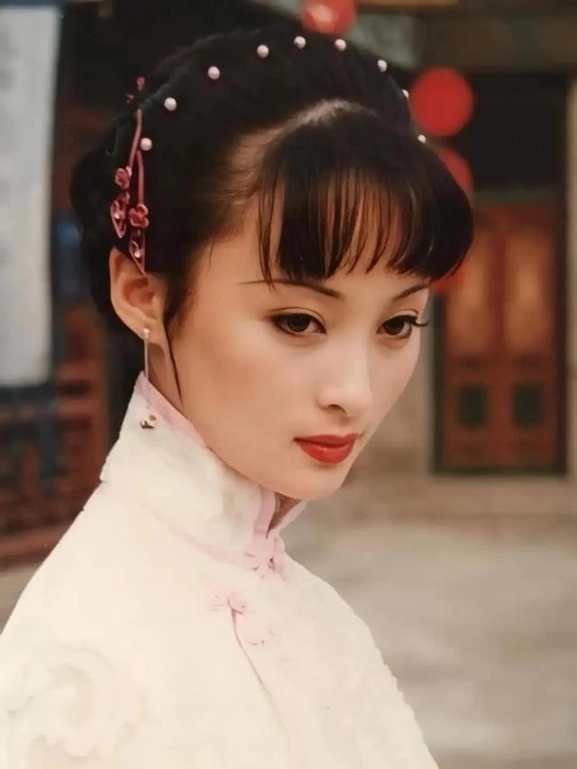 同样在剧里结婚，身着凤冠霞披，鞠婧祎居然不是排名第一
