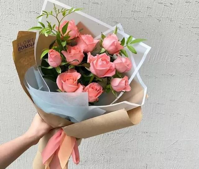 一朵红玫瑰花代表什么意思，红玫瑰代表什么意思（不同颜色玫瑰花的花语）
