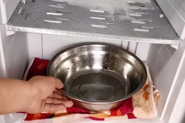 冰箱除霜最快的方法，冰箱如何快速除霜（冰箱里无论结多厚的冰）