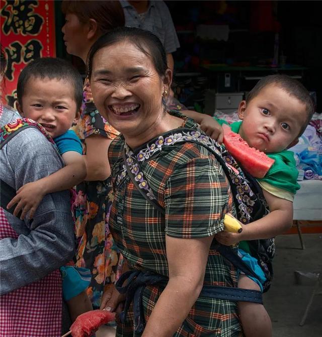 形容笑容很灿烂的句子，笑容灿烂的唯美句子（你的笑容，恰似万丈光芒）