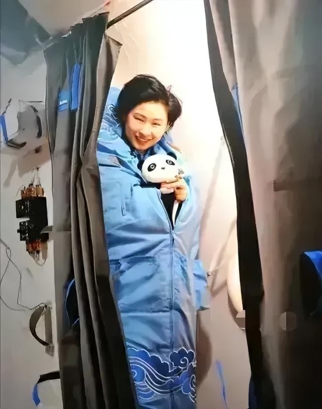 航天员刘洋有几个小孩，刘洋女航天员生了男孩还是女（航天员刘洋一家四口同框）