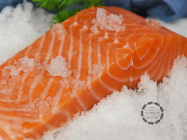 三文鱼为什么可以生吃，三文鱼怎么做家常做法（为什么三文鱼可以直接生吃）