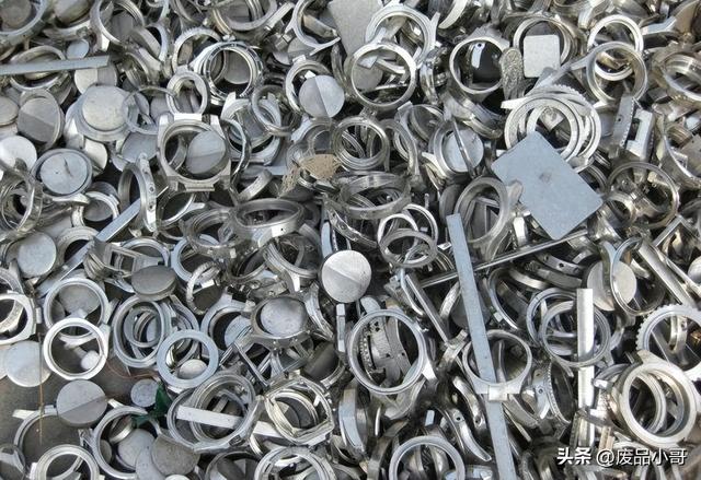 废钢铁回收价格今日价多少钱一吨，废铁回收属于什么行业