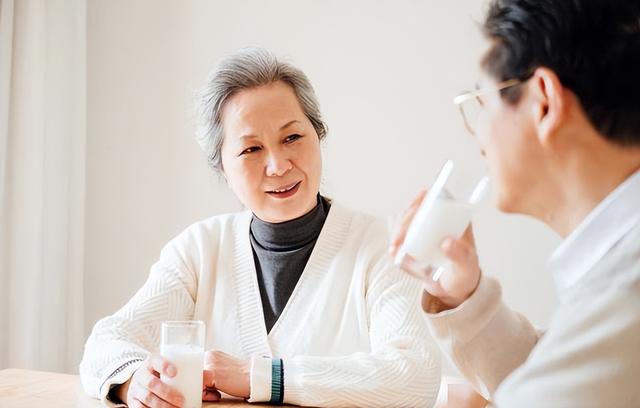 喝驼奶的好处与坏处，真正骆驼奶500克要多少钱（提醒：中老年起床后的3个习惯）