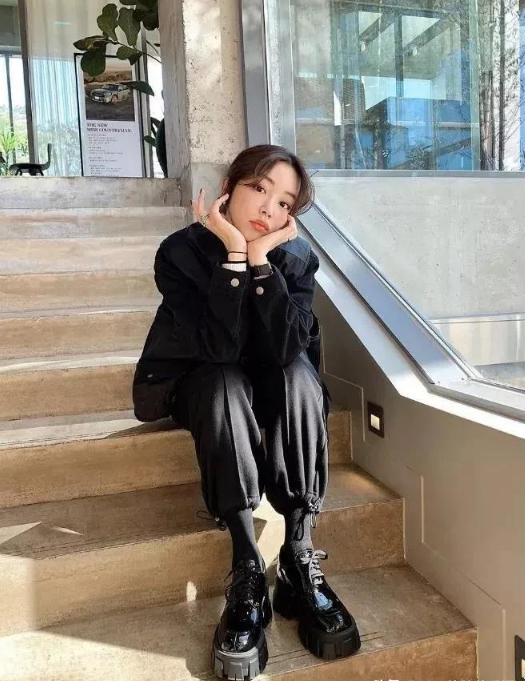 马丁靴怎么搭配，马丁靴配什么衣服好看（穿“马丁靴”搭什么裤子才好看）