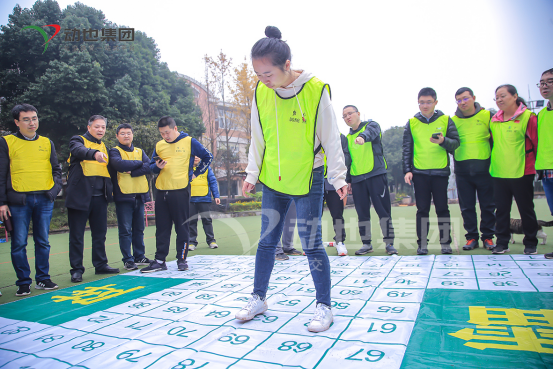 联欢会上的小游戏，篝火晚会趣味小游戏（年会上绝对不冷场的小游戏）