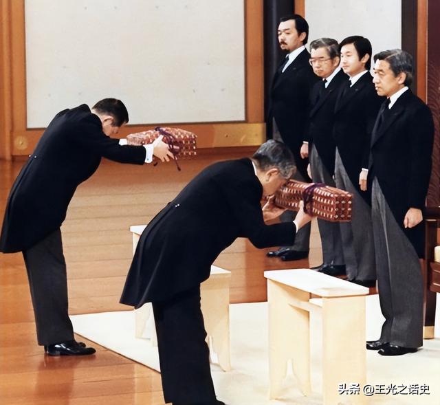 日本天皇的权力到底有多大，日本天皇的权力大吗（为什么日本天皇却能做到万世一系）