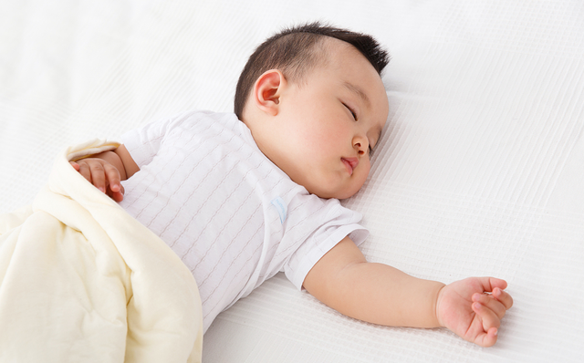 6个月宝宝睡眠时间多少才正常，6一7个月宝宝睡眠时间（婴儿各阶段睡眠时间表）