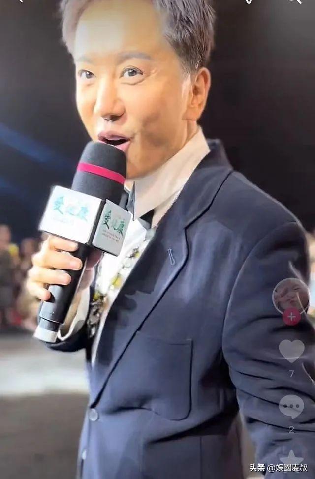 53岁毛宁现身商演捞金！身材发福脸部僵硬，与富婆合影笑容满面