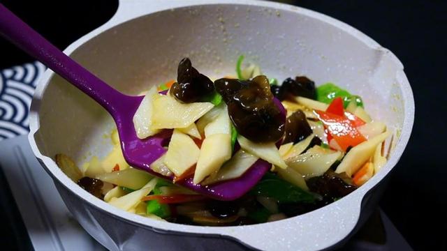 女人吃猪肝有什么好处，猪肝一周吃几次补血（多吃“4红3黑2绿”）