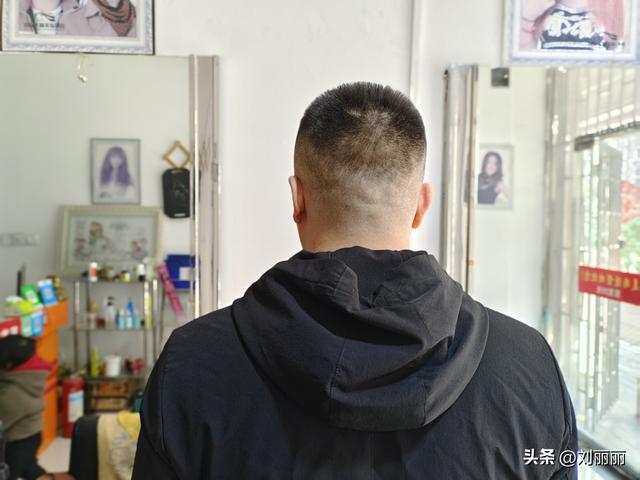 现在最流行的男发型，8款时尚洋气的男士发型（2023最火最具人气的四种男士发型）