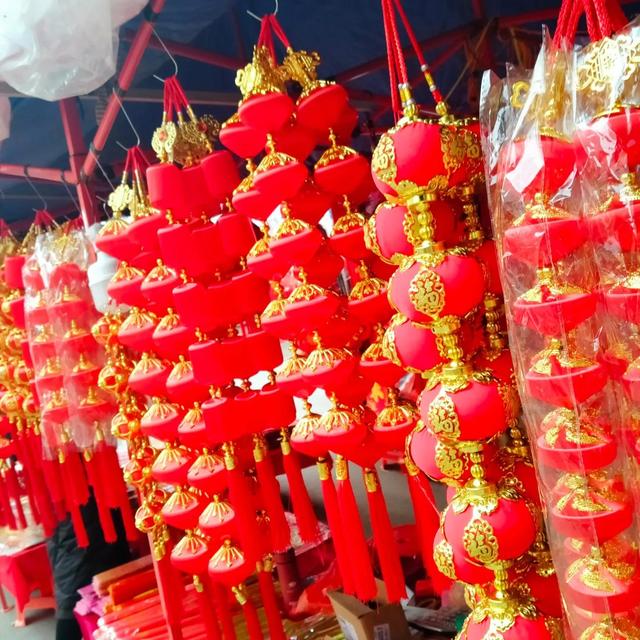 疾风知劲草下一句，“疾风知劲草，板荡识诚臣”（疾风知劲草、板荡识忠臣）