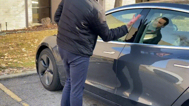 特斯拉怎么开门，特斯拉model3怎么开门（外国小哥竟人肉解锁特斯拉）