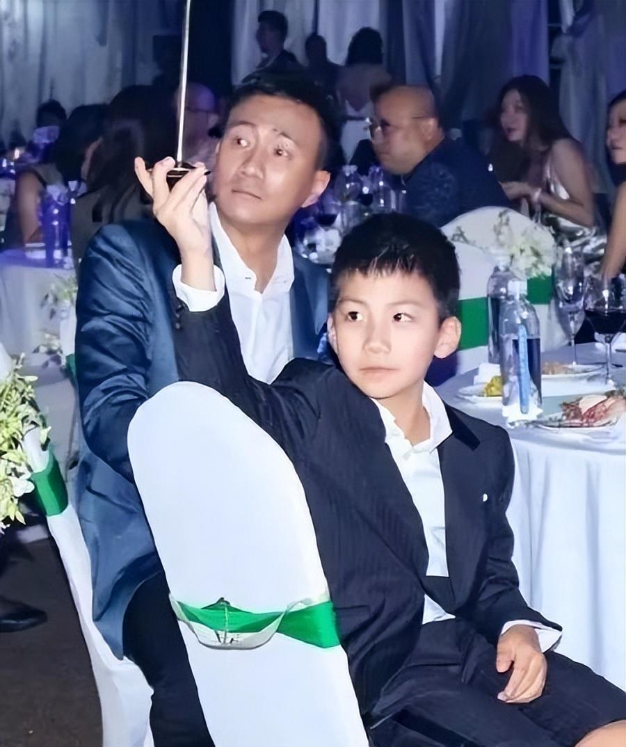 胡军儿子胡皓康在《爸爸去哪儿》中,凭借细心低调认