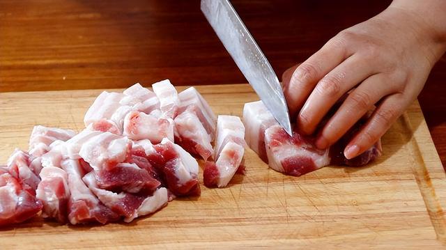 红烧肉的做法详细步骤，红烧肉做法的详细步骤（我家孩子最爱吃红烧肉）