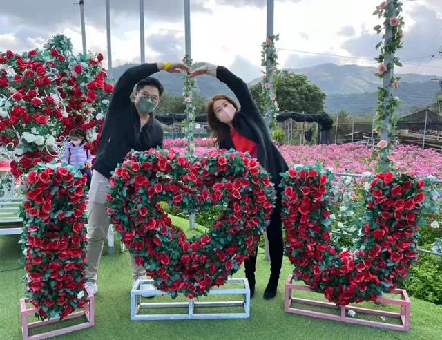 郭晶晶霍启刚婚纱照，郭晶晶婚纱照图片大全（跟郭晶晶穿情侣装逛花海超浪漫）