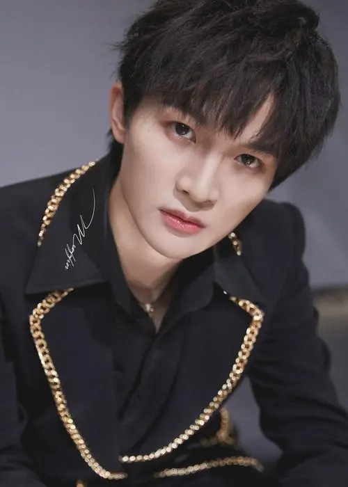 蒙面唱将周深身骑白马是哪一期，蒙面唱将周深身骑白马第几期（2次差点被“毁掉”的男歌手）