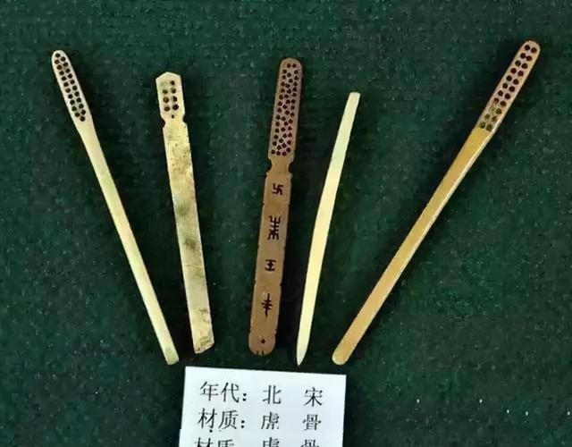 古代人用什么刷牙，古人用什么刷牙（古代人是怎么刷牙的）