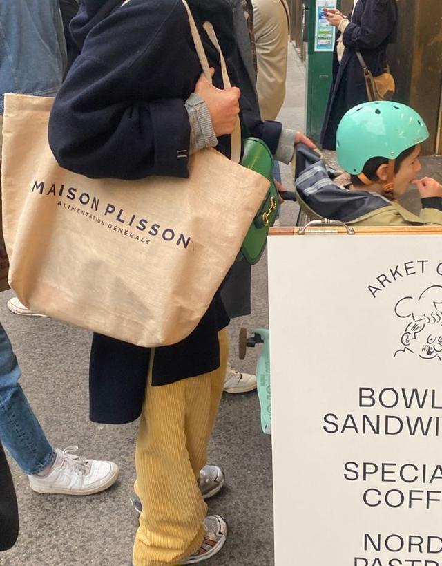 怎样选择包包的颜色，怎么搭配包包的颜色（法国女人不爱“名牌包”）