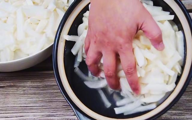 萝卜干的做法，萝卜干的做法视频（大厨：冬天腌萝卜干）