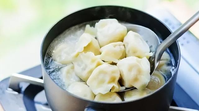 水饺是冷水下锅还是热水下锅，煮饺子究竟用热水还是冷水