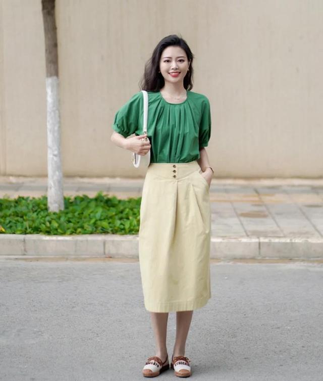 什么颜色衣服最显老，哪些颜色显老（尽量少穿这4种衣服颜色）