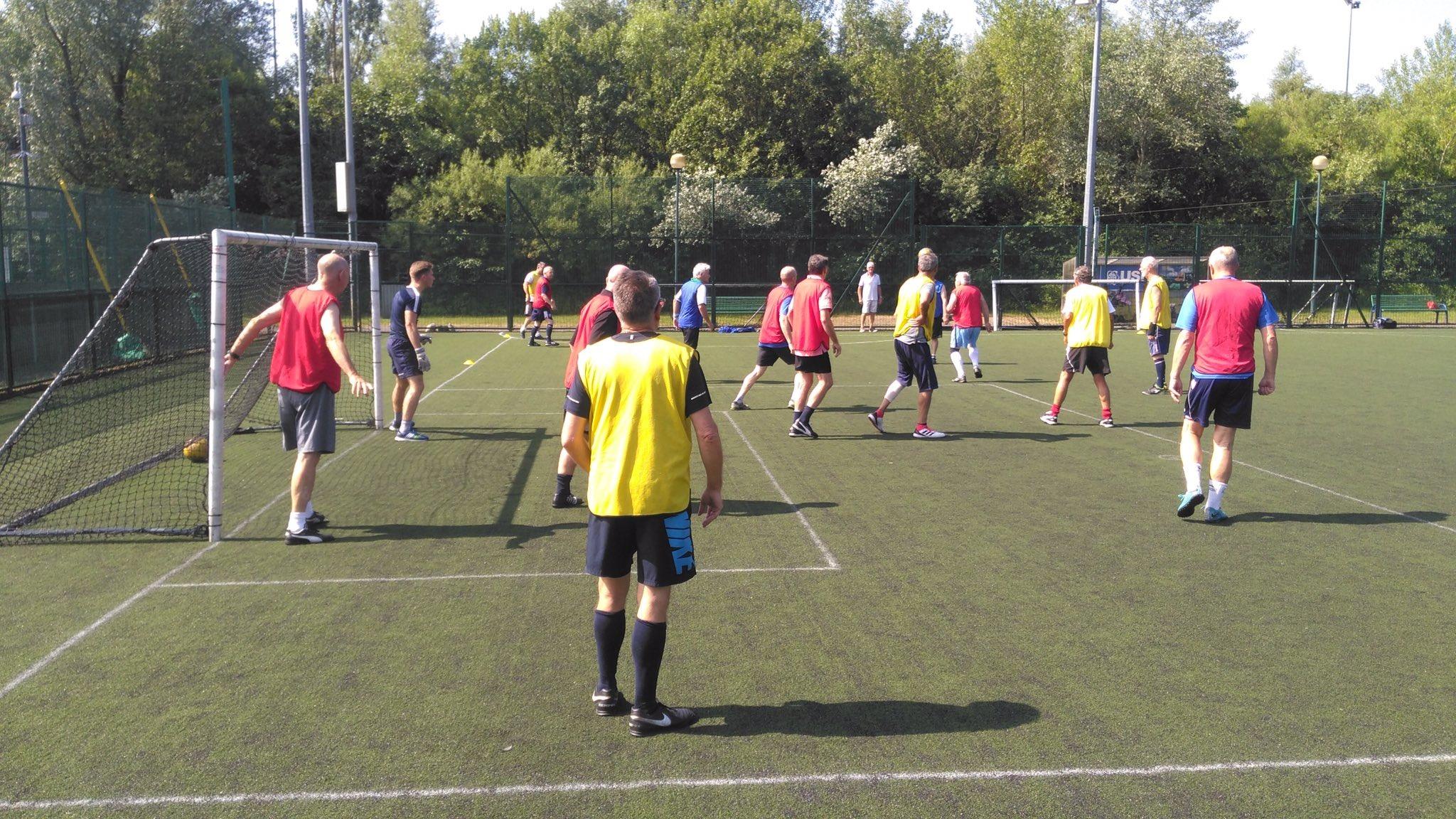 英国社区足球 英国走路足球火了！为老年人而生却获广泛认可，已有4万注册球员