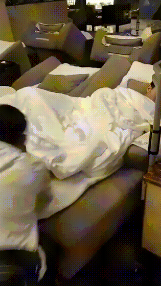 小耳朵是什么意思，微信界面有个小耳朵是什么意思（看着都不像一个人好吗）