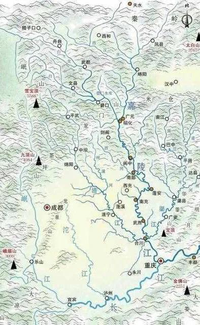 长江流域降水图，径流量达近万亿立方米