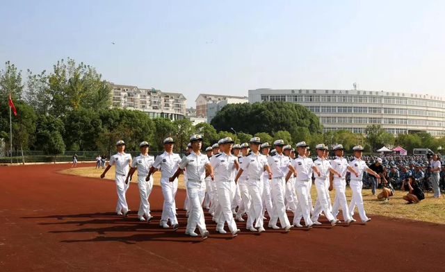 职业学校多少分录取，2022兰州职业技术学院在甘肃招生人数、录取分数线、位次（中等生应该考虑的5所军校）