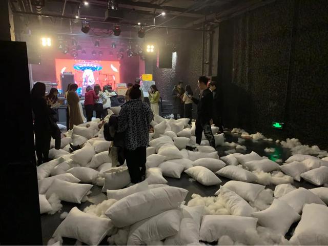 主持人10种热场方式，主持人开场暖场和互动技巧（试一试“枕头大战”吧）