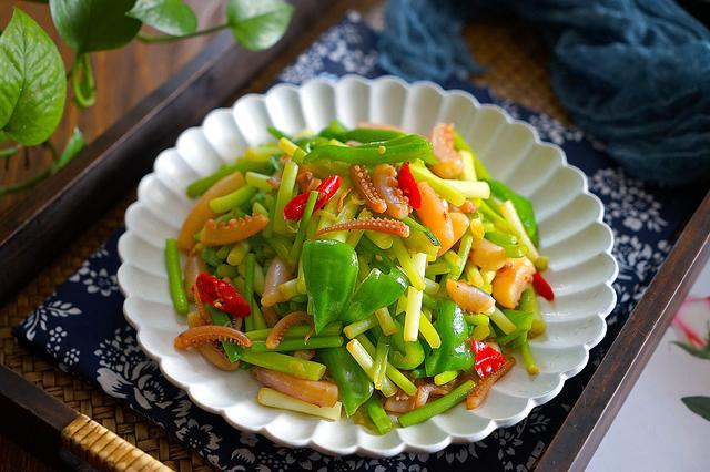 蒜苗炒鱿鱼，炒鱿鱼怎么炒（给家人多吃这6种蔬菜）