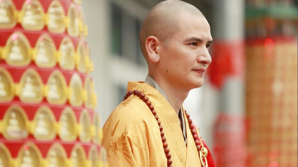 "最帅和尚"释明心:29岁放弃铁饭碗出家,被富婆送400万法拉利