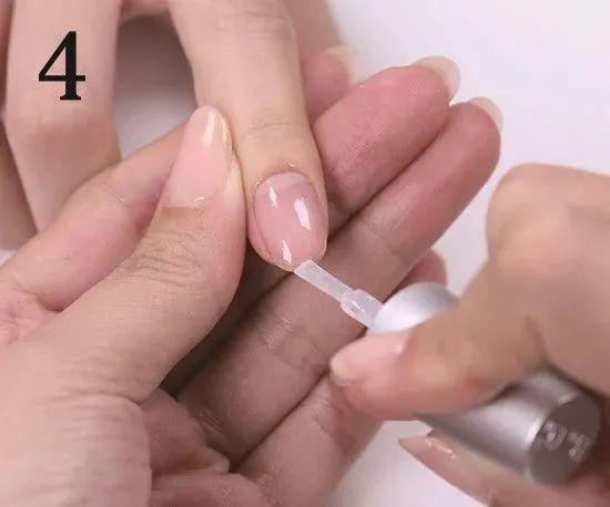 美甲怎么快速卸掉，怎么快速把美甲卸掉（最全的正确的涂甲油胶步骤——卸甲的操作步骤教程）