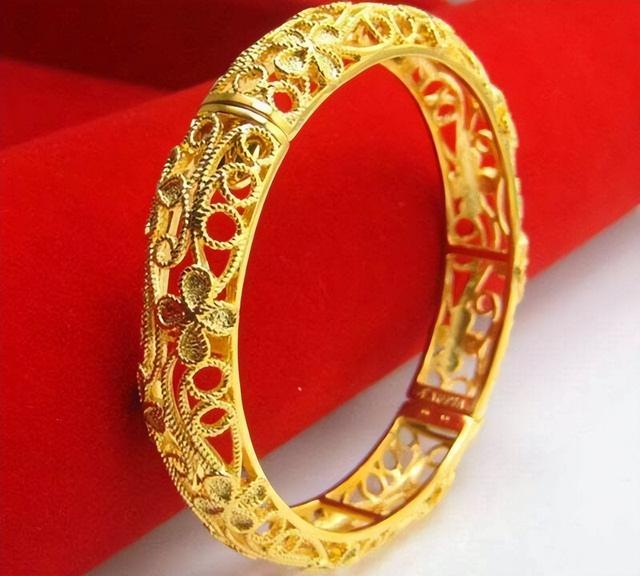 黄金手镯佩戴的讲究，黄金手镯尺寸测量方法及佩戴（黄金手镯到底该怎么买）