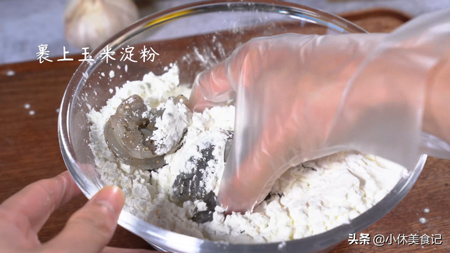 炸虾尾巴怎么做，油炸虾尾怎么做（基围虾新做法，味道回味无穷）