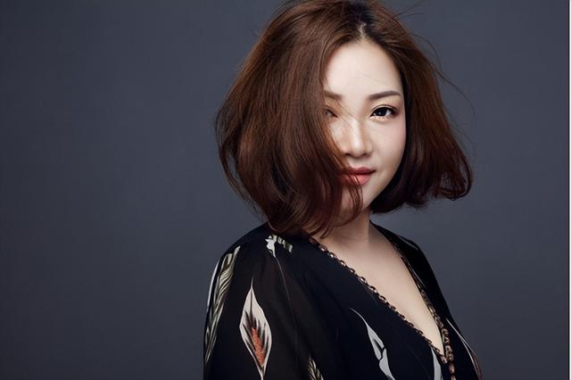 乌龙闯情关主题曲，抖音最火100首歌曲（歌红人不红的9位歌手）